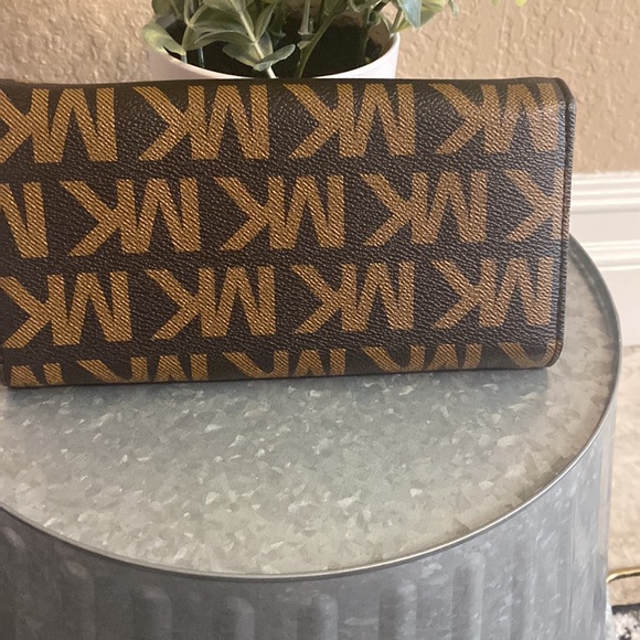 Michael Kors Fold Over Snap Closure Wallet. MK Logo on outside. Great Condition - Picture 3 of 16